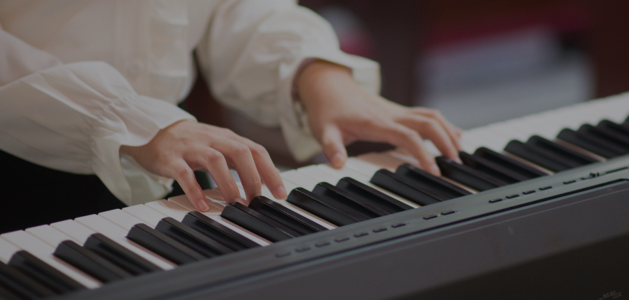 AULA de Piano Aula de Teclado: PRIMEIRA MÚSICA com 2 MÃOS em