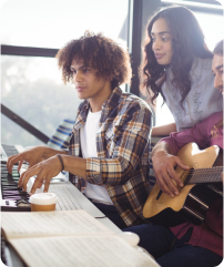 Ao se inscrever, você ganha acesso a uma comunidade exclusiva de estudantes e professores. É um espaço para compartilhar experiências, dúvidas e conquistas, garantindo que você nunca se sinta sozinho em sua jornada de aprendizado.